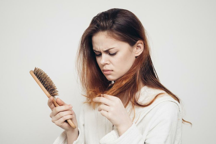 O que fazer quando o cabelo cai muito?